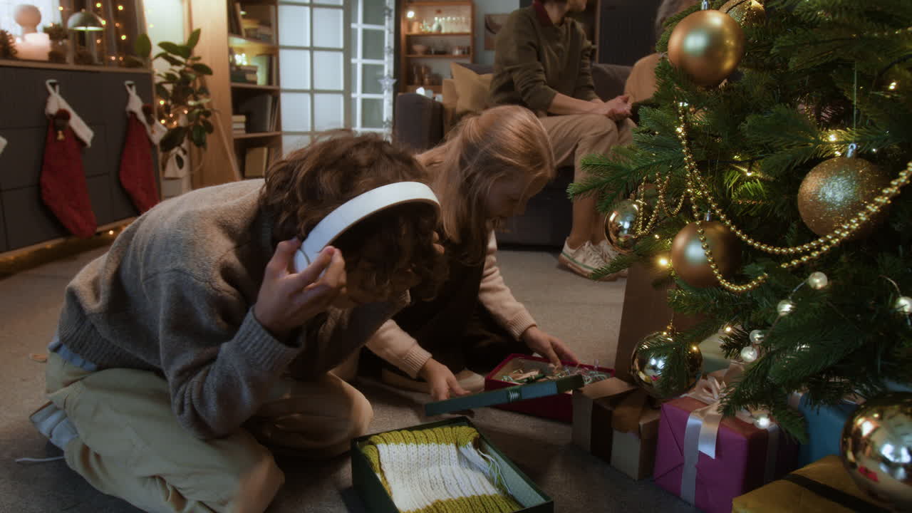 가족 크리스마스 선물 개방