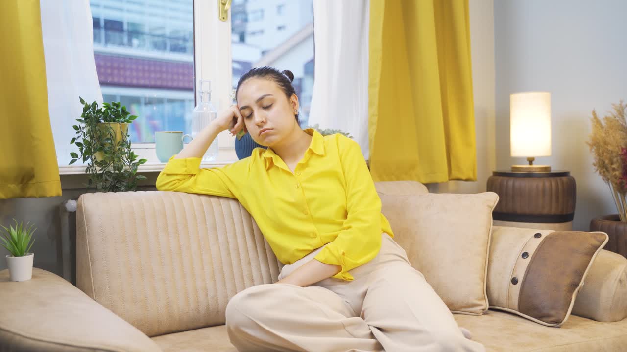 기억이 떠오르는 젊은 여성은 슬프게 됩니다.