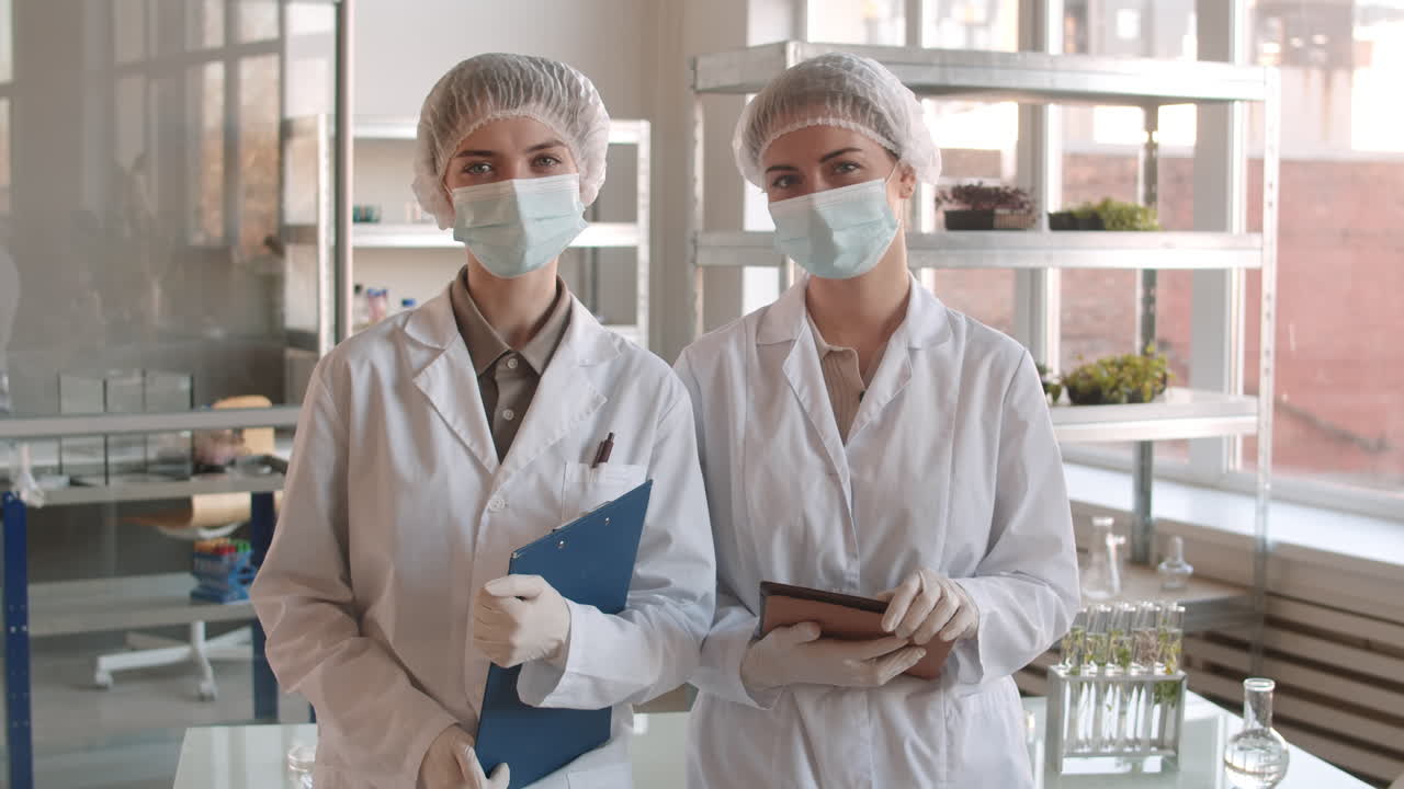 Deux scientifiques en laboratoire