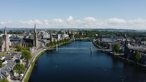 Weite-Luftaufnahme-Des-Flusses-Ness,-Der-Durch-Inverness,-Schottlands-Innenstadt,-Fließt