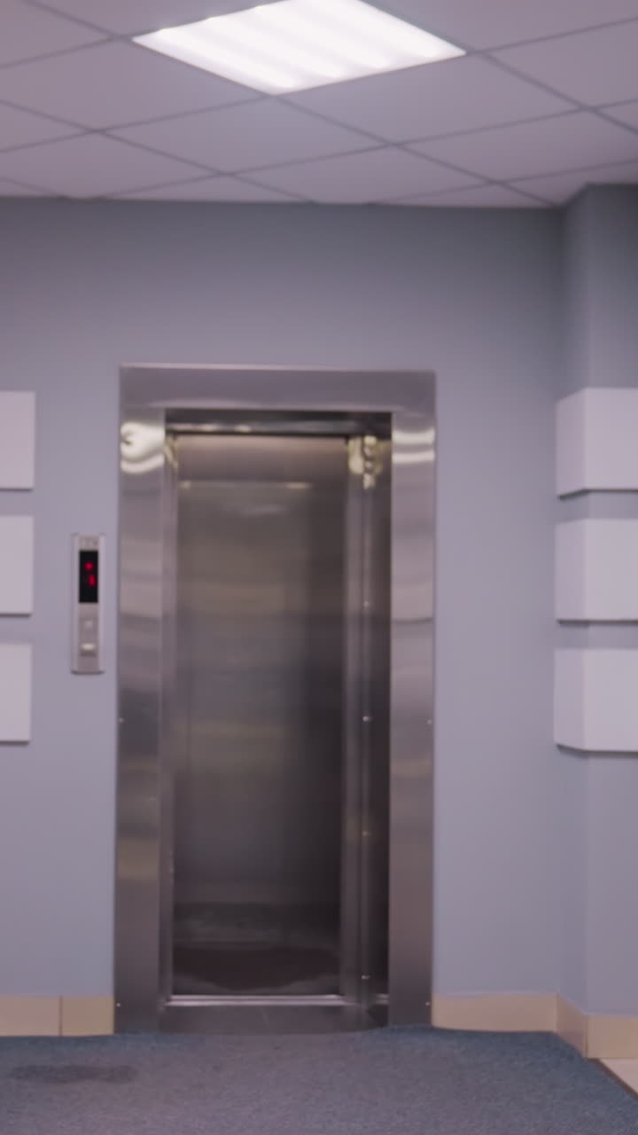 Mujer profesional caminando por el pasillo de una oficina, llevando una carpeta roja y dirigiéndose al ascensor en un edificio de negocios moderno. Diseño limpio y minimalista ideal para uso corporativo, empresarial o de oficina.