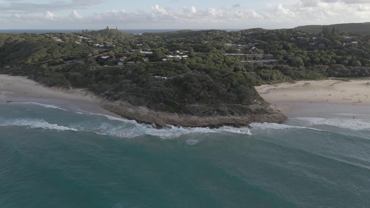 olas oceánicas en la playa del cilindro - costa del promontorio del cilindro en el mirador del punto, queensland, australia