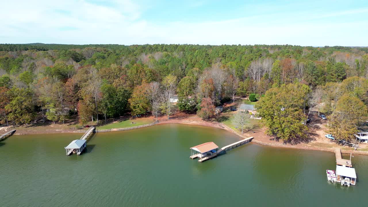 Sponda del lago in Carolina del Nord in autunno.