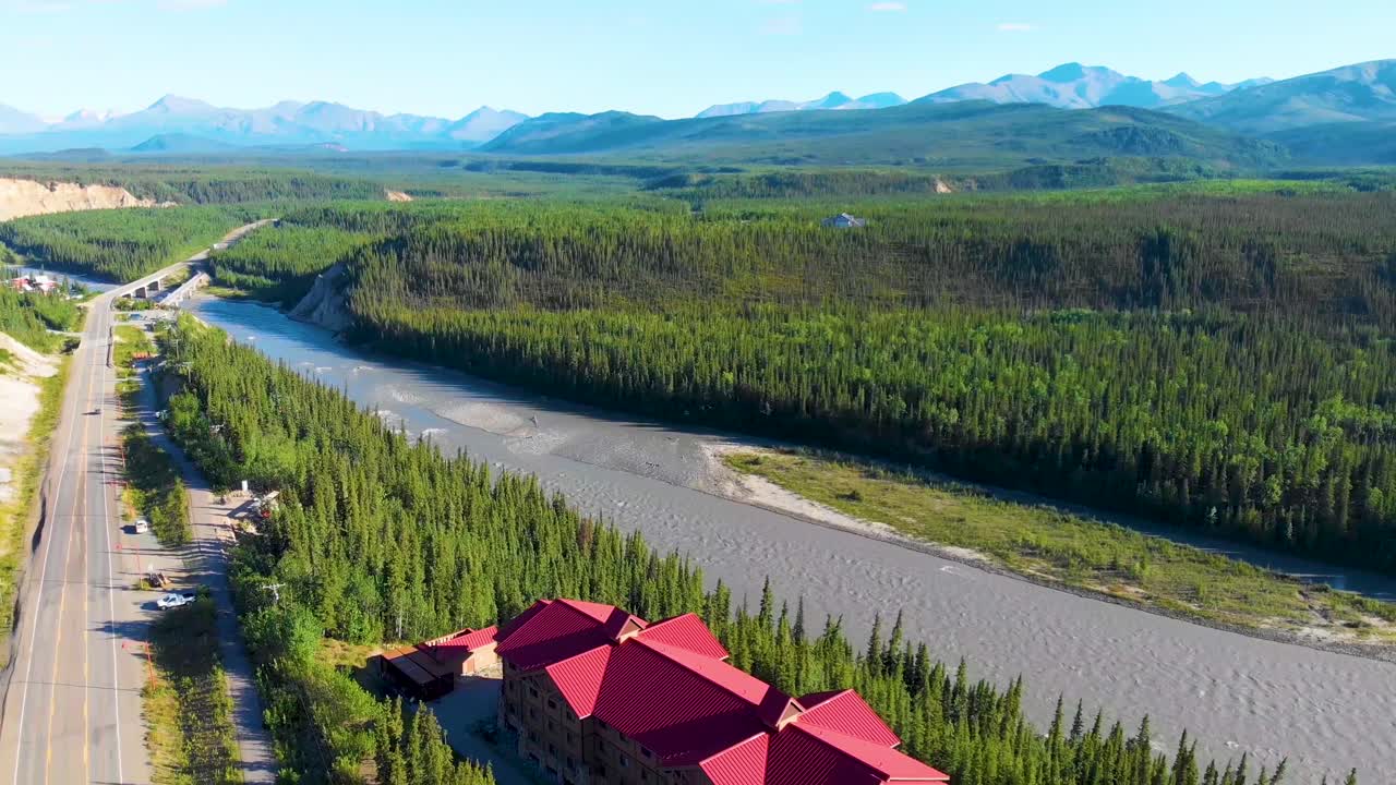 video de dron de 4k del pueblo del parque denali a lo largo del río nenana en la ruta 3 de alaska de la autopista george parks cerca del parque estatal denali, ak