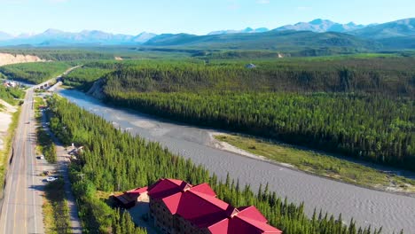 Video-De-Dron-De-4k-Del-Pueblo-Del-Parque-Denali-A-Lo-Largo-Del-Río-Nenana-En-La-Ruta-3-De-Alaska-De-La-Autopista-George-Parks-Cerca-Del-Parque-Estatal-Denali,-Ak