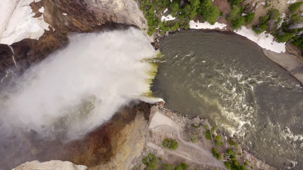 imágenes aéreas de 4k de las cataratas de yellowstone en el parque nacional de yellowstone, wyoming, estados unidos