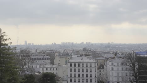 paisaje urbano estático vista de parís durante un día nublado