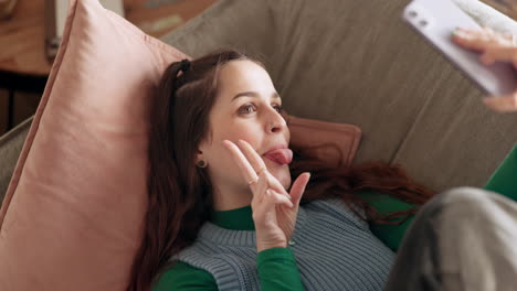 casa, mujer o influyente tomando una selfie