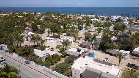 Mexiko---Tropisches-Baja-stadtstadtbild-In-Beliebtem-Touristenort,-Luftdrohne-Mit-Blick