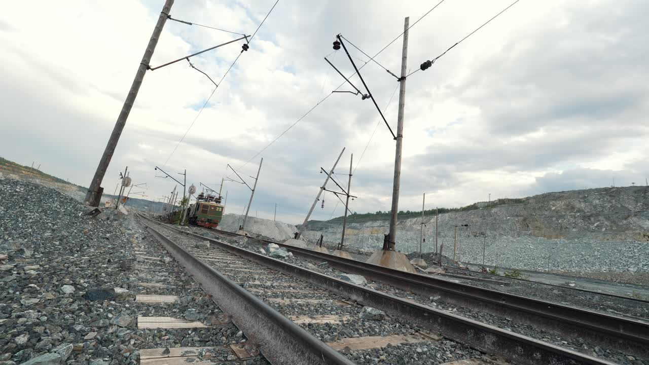 электрический поезд в карьере