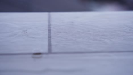 gotas de lluvia cayendo en el suelo de la terraza