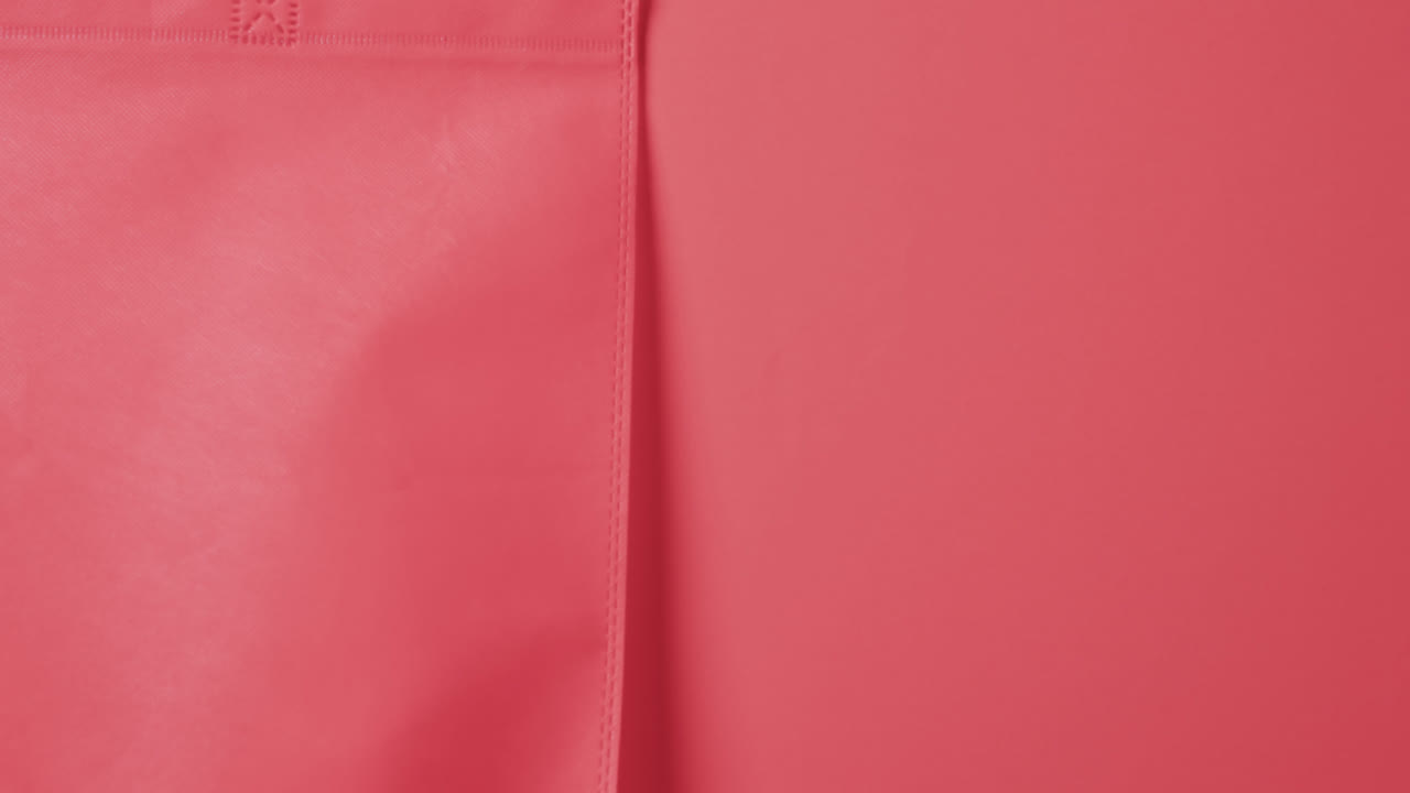 video de una bolsa de lona roja con espacio de copia en un fondo rojo