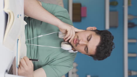 el video vertical de un estudiante disgustado.