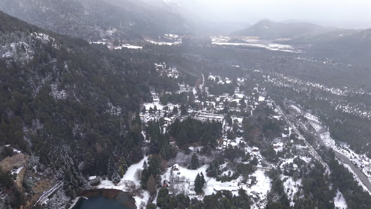 Widok z lotu ptaka na Colonia Suiza, Bariloche, podczas silnej burzy śnieżnej zimą.