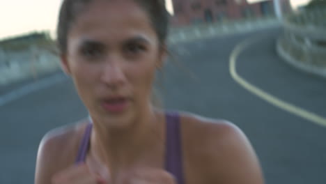 mujer haciendo ejercicio al aire libre