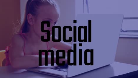 animación de un banner de texto de las redes sociales sobre una chica caucásica que usa una computadora portátil en la escuela