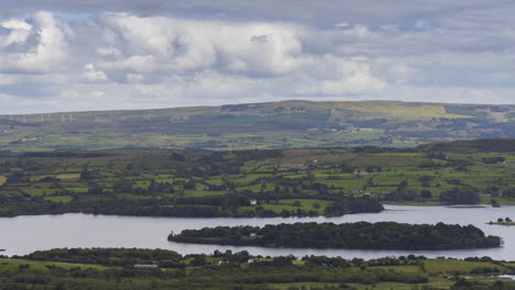 Zeitraffer-Der-Ländlichen-Landwirtschaftlichen-Naturlandschaft-Während-Des-Tages-In-Irland