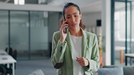 Negocios,-Mujer-Y-Enojado-Con-Llamada-Telefónica.