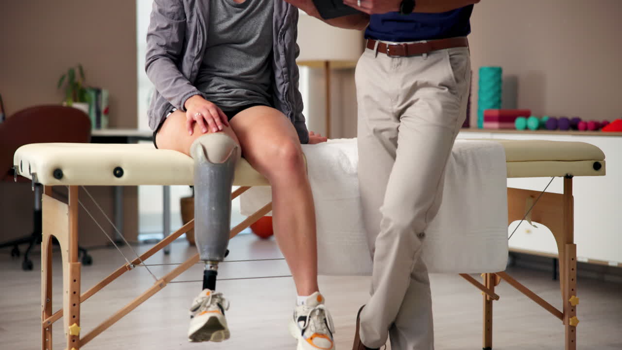 fisioterapeuta y paciente discutiendo el plan de tratamiento en la tableta