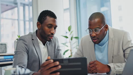 Geschäftsbüro,-Teamarbeit-Und-Lesen-Schwarzer-Menschen