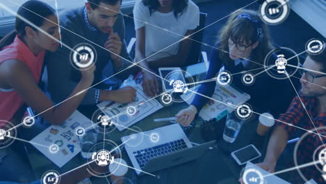 conexiones de red animadas y procesamiento de datos en diversas reuniones de equipos empresariales