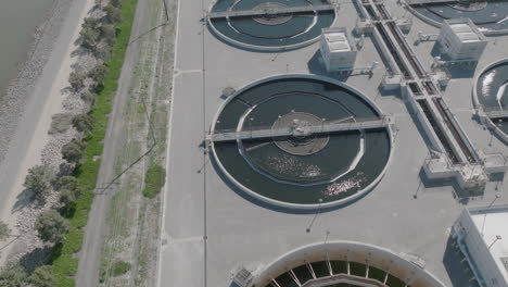 Langsamer-Luftschwenk-Rechts-Neben-Einer-Wasseraufbereitungsanlage-In-Los-Angeles,-Ca