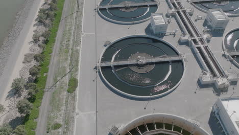 panorámica aérea lenta a la derecha de una planta de tratamiento de agua en los ángeles, ca