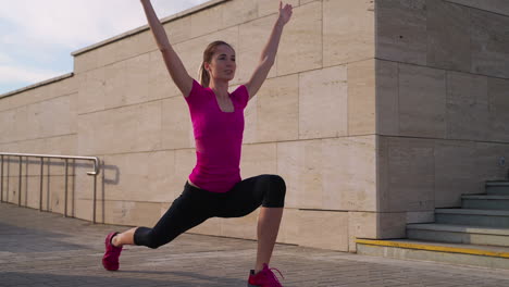 mujer practicando yoga al aire libre