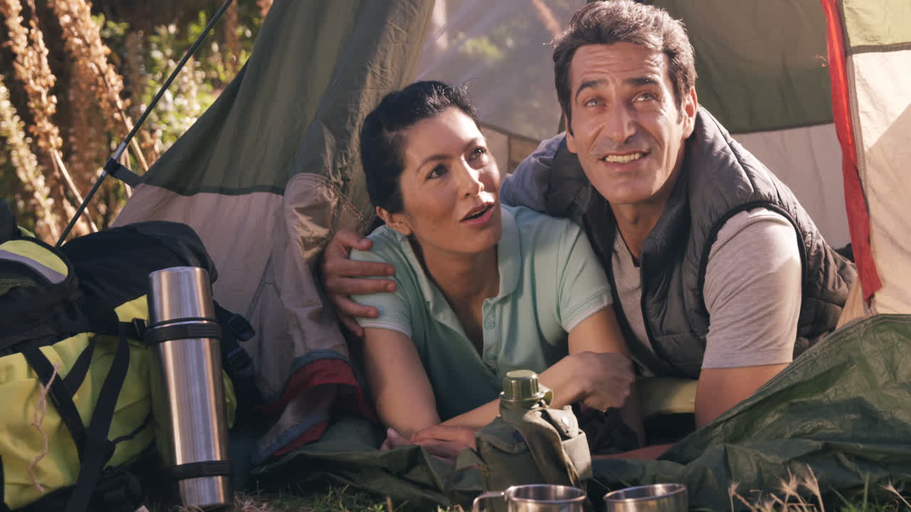 부부는 함께 미소 짓고 있습니다.