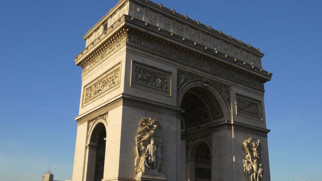 francia hora de puesta de sol ciudad de parís famoso arco del triunfo círculo de tráfico lado panorama 4k