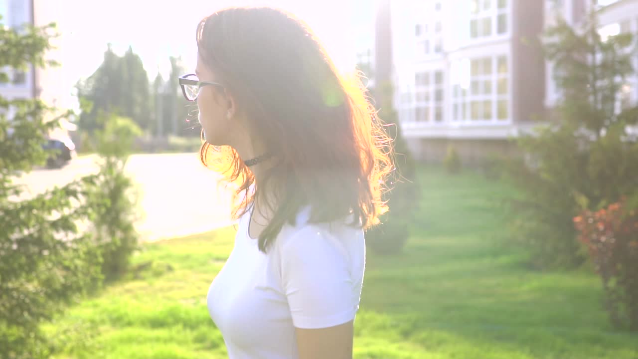 야외에서 젊은 여자