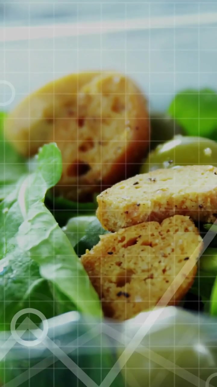 Video verticale: Insalata verde con un overlay di dati che appare, la telecamera si sposta per visualizzare i valori nutrizionali.