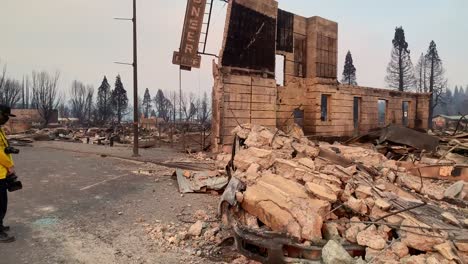 Ciudad-Quemada-Después-De-Que-Un-Incendio-Forestal-Cruza-El-área