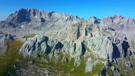 Panorama-De-Picos:-Una-Danza-De-Drones-Sobre-Los-Picos-De-Europa,-Revelando-Una-Obra-Maestra-De-Montaña