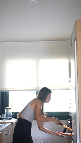 mujer preparando un sándwich en una cocina