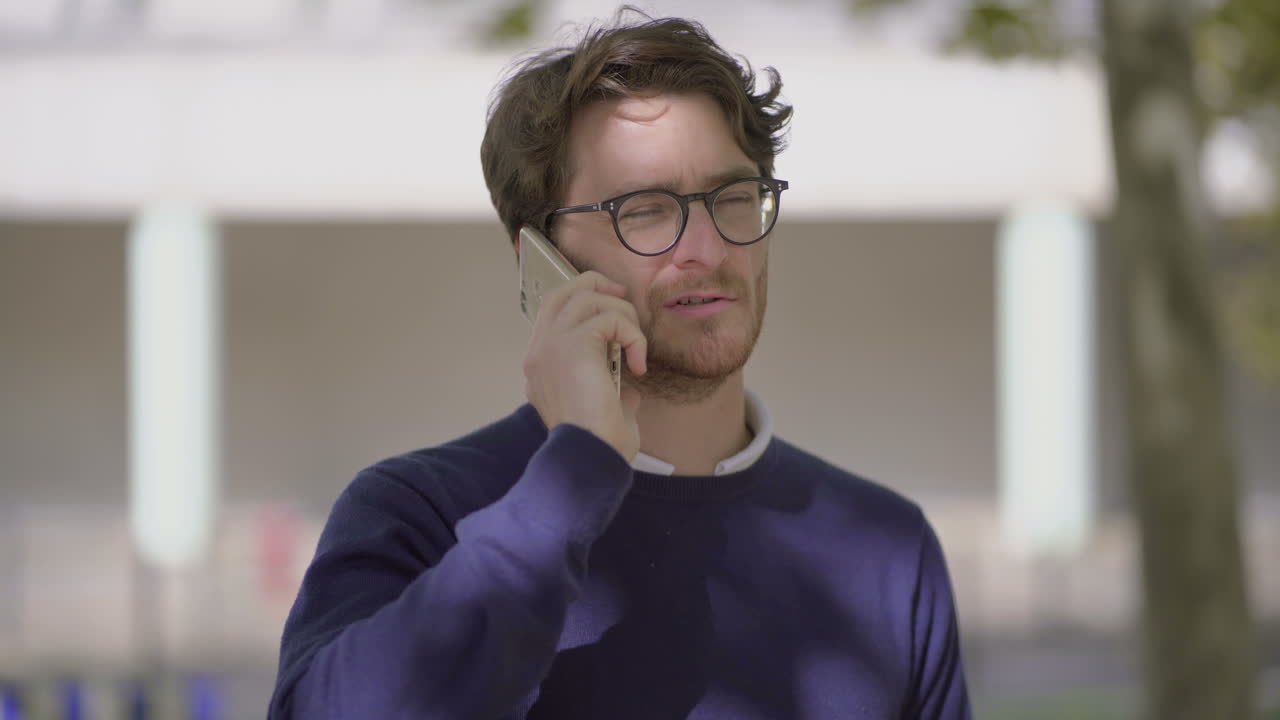 거리에서 전화 대화를 하고 있는 남자