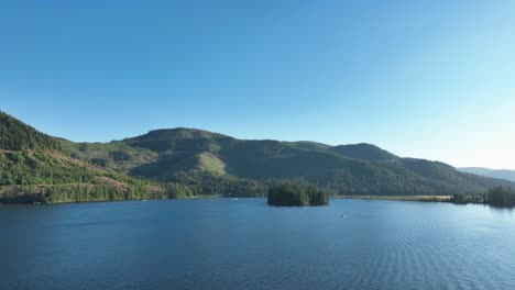 Weite-Drohnenaufnahme-Des-Spirit-Lake,-Idaho-An-Einem-Klaren-Tag