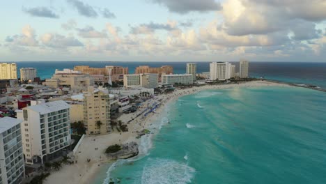 Revelación-Aérea:-Hermosas-Olas-Azules-Rompen-En-Las-Playas-De-La-Zona-Hotelera-De-Cancún