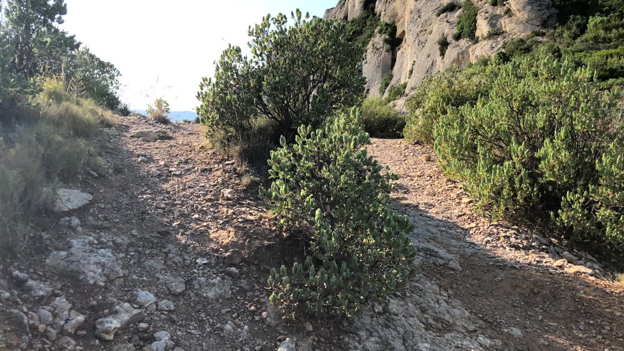 vista espectacular del alto acantilado que domina el mar y la montaña