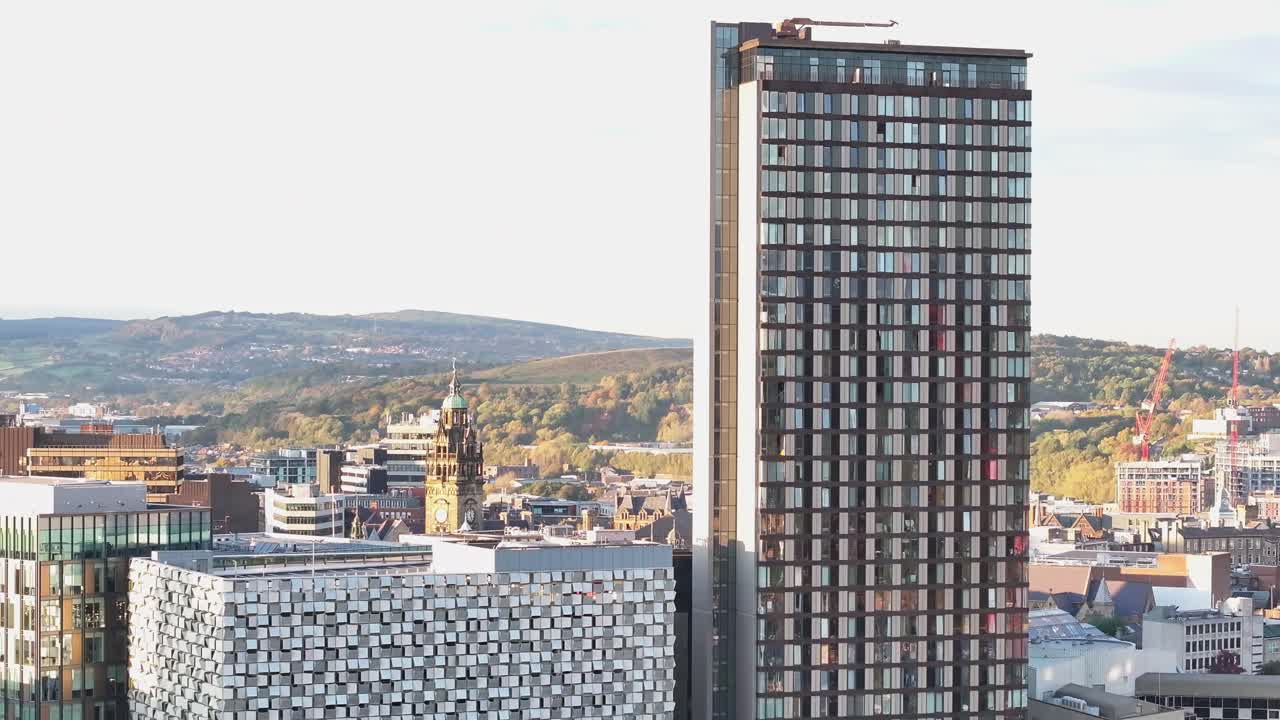 drone filmó de cerca el nuevo rascacielos de vidrio moderno en la ciudad de sheffield