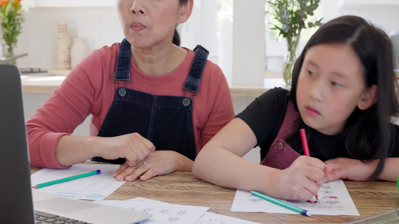 교육, 노트북 및 테이블에 소녀와 함께 어머니