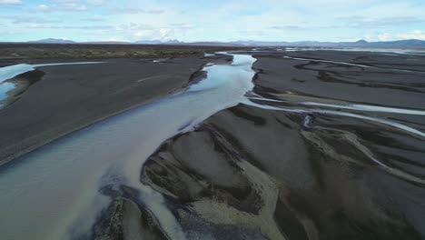 Antenne-Des-Auswaschungsmusters-Und-Der-Strömung-Eines-Gletscherflusses-In-Einer-Abgelegenen-Hochlandregion-Islands-6