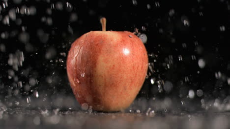 el agua llueve sobre la manzana en súper cámara lenta.