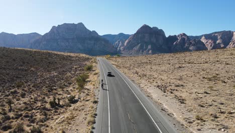 Drone-Altitud-Ascendente-Hacia-Cañones-De-Roca-Roja-Sobre-Una-Carretera