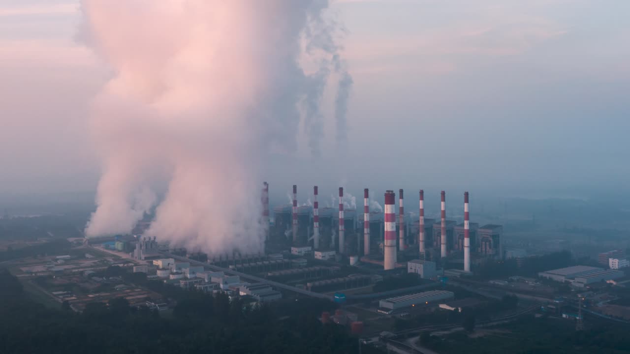 bellissimo paesaggio centrale a carbone al mattino con nebbia.