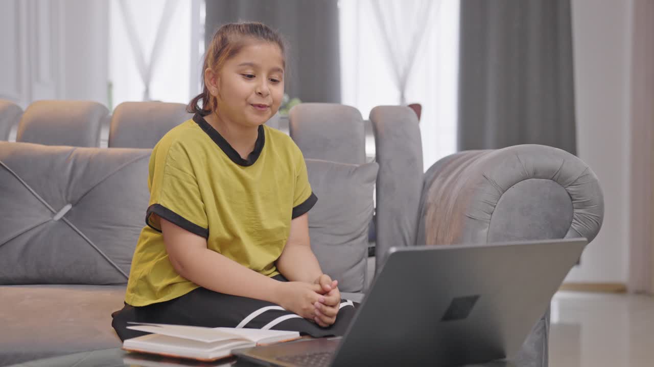 chica india feliz dando una presentación en una clase en línea