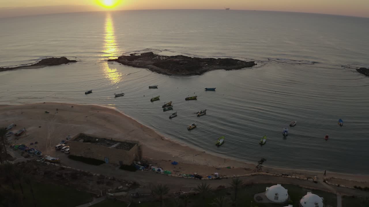 drone aéreo de 4k volando sobre el agua y la tierra durante la puesta de sol en el norte de israel