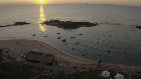 Drone-Aéreo-De-4k-Volando-Sobre-El-Agua-Y-La-Tierra-Durante-La-Puesta-De-Sol-En-El-Norte-De-Israel