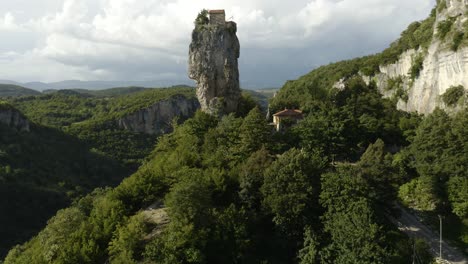 Vista-Aérea-Del-Monasterio-Del-Pilar-Katskhi-En-Georgia---Drone-Ascendente