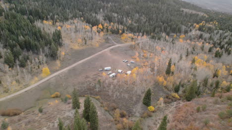 rvs estacionados en el campamento rodeados de colores verdes y otoñales